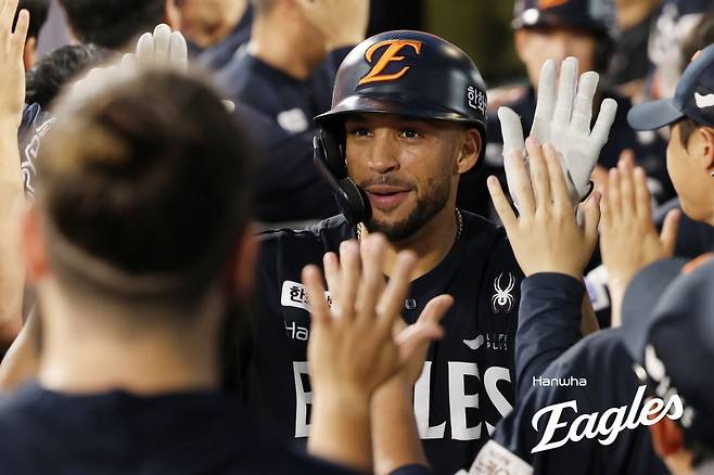한화 외국인타자 루이스 리베라토가 20일 수원KT위즈파크에서 열린 KT와 원정경기 7회초 중월 2점홈런을 터트린 뒤 덕아웃에서 동료들의 환영을 받고 있다. 사진제공|한화 이글스