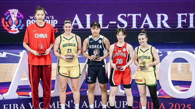 여자농구국가대표팀 가드 박지현(가운데)이 20일 중국 선전스포츠센터에서 ‘2025 FIBA 아시아컵 여자농구대회’ 올스타 파이브에 선정된 선수들과 기념 사진을 촬영하고 있다. 사진제공|FIBA