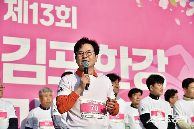 김병수 김포시장이 김포한강마라톤 대회에서 인사말을 하고 있다. 사진제공|김포시청