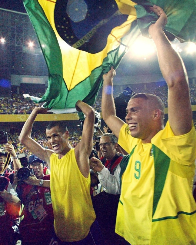 브라질 호나우두(오른쪽)와 히바우두가 일본 요코하마에서 열린 2002 한일 월드컵 결승에서 승리한 뒤 구기를 들고 기뻐하고 있다. FIFA 월드컵 페이스북