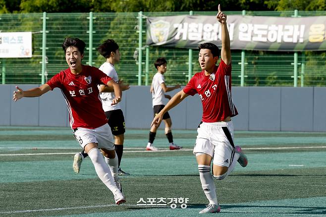 서울 보인고 한정진이 21일 충북 제천축구센터에서 열린 제58회 대통령 금배 전국고교축구대회 16강 충북충주충원고와의 경기에서 득점 후 환호하고 있다. 2025.07.21 제천 l 문재원 기자