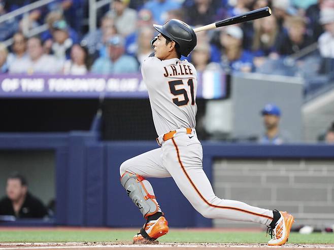 ▲ 타격하는 이정후 ⓒ연합뉴스/AP