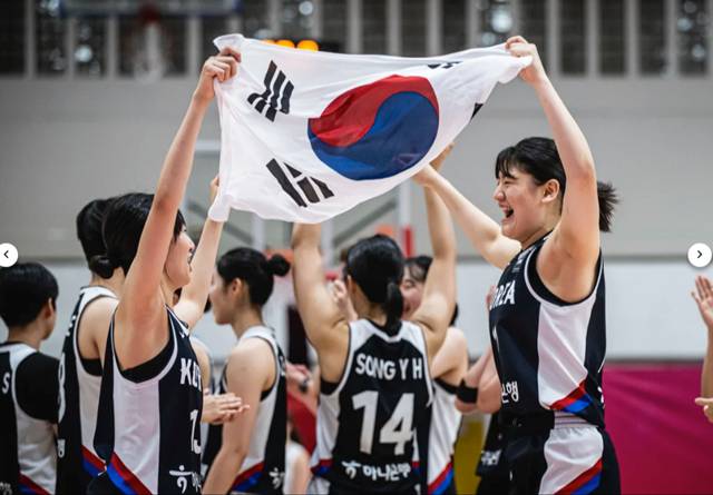기뻐하는 한국 19세 이하 여자농구 대표팀 선수들. /사진=FIBA 캡처