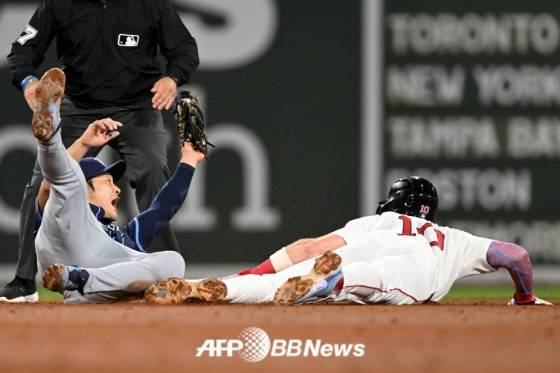 김하성(왼쪽)이 11일(한국 시각) 보스턴전에서 7회 2루 도루를 시도하던 트레버 스토리를 태그한 뒤 글러브를 들어 보이고 있다. /AFPBBNews=뉴스1