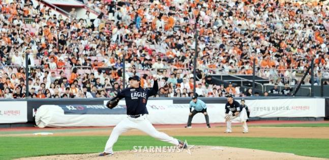 한화 류현진이 20일 수원 KT전에서 역투하고 있다. /사진=강영조 선임기자