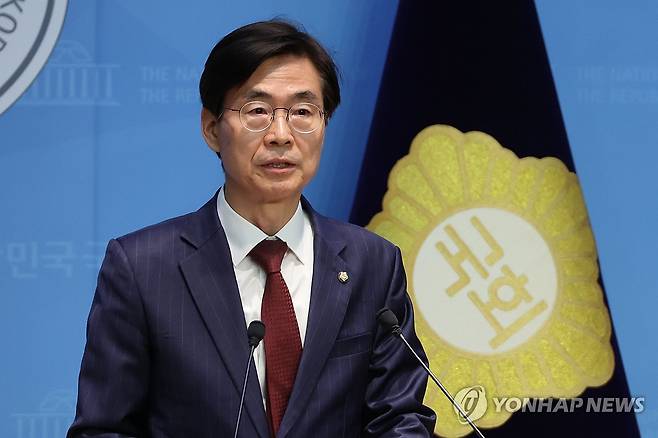 당대표 출마 선언하는 조경태 의원 (서울=연합뉴스) 김주성 기자 = 국민의힘 조경태 의원이 21일 서울 여의도 국회 소통관에서 당대표 출마 의사를 밝히는 기자회견을 하고 있다. 2025.7.21 utzza@yna.co.kr