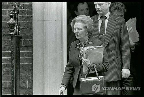 마거릿 대처 영국 총리 (런던 로이터=연합뉴스 자료사진) 1986년 4월 15일 영국 하원에서 열릴 대정부질의에 출석하기 위해 마거릿 대처 영국 총리가 다우닝가 10 총리관저에서 출발하는 모습. (REUTERS/Roy Letkey) 2025.7.21.