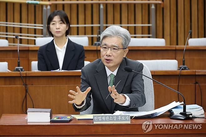 답변하는 김상환 헌재소장 후보 (서울=연합뉴스) 박동주 기자 = 김상환 헌법재판소장 후보자가 21일 서울 여의도 국회에서 열린 인사청문회에서 의원 질의에 답하고 있다. 2025.7.21 pdj6635@yna.co.kr