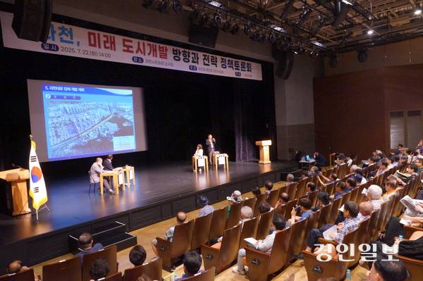 22일 과천시민회관에서 개최된 과천시의회 주최 ‘과천, 미래 도시개발 방향과 전략 정책 토론회’에서 이태옥 과천미래100년자문위원회 위원이 과천대로 입체화 사업에 대해 설명하고 있다. 2025.7.22. 과천/박상일기자 metro@kyeongin.com