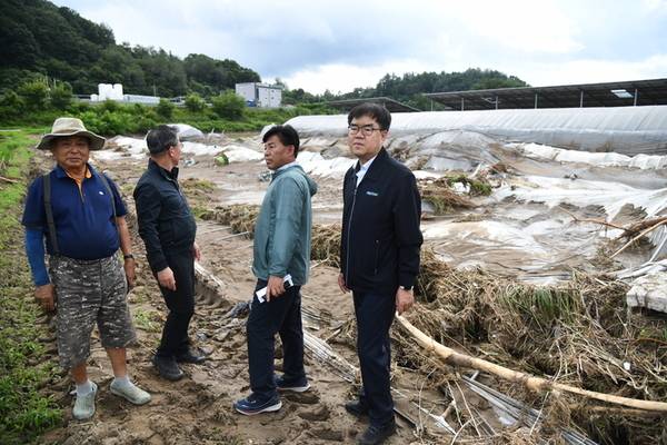 농협중앙회 경기본부 엄범식 총괄본부장(맨 오른쪽)을 비롯한 관계자들이 수해를 입은 가평과 포천을 방문해 현장 점검에 나섰다. /경기농협 제공