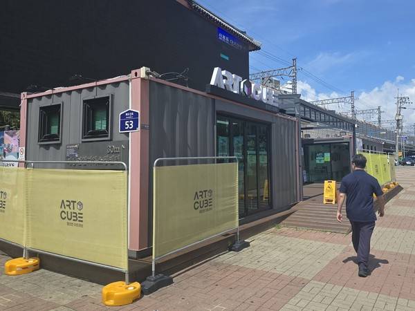 22일 오전 11시 20분께 동인천 아트큐브 앞을 지나던 시민이 건물을 바라보고 있다.