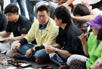 더불어민주당 박찬대 당 대표 후보가 지난 21일 광주 수해 피해 현장인 서구의 한 가구백화점에서 복구 작업 후 점심을 먹고 있다. 연합뉴스