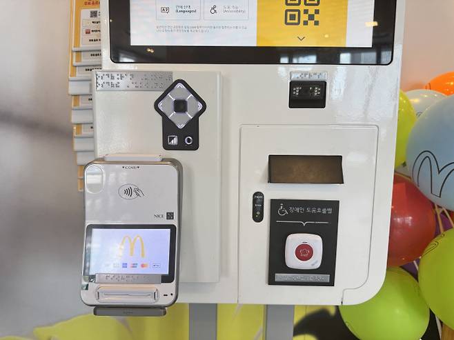 정부가 올해 1월부터 장애인 등 취약계층의 접근성·편의성을 높인 '배리어프리 키오스크' 설치를 일부 사업장 내 의무화한 것에 대해 소상공인들의 곡소리가 커지고 있다. 정책 취지는 공감하지만, 불경기 속 경제적 부담을 고려하지 않은 '졸속 행정'이라는 이유에서다. 사진은 22일 남구 한 패스트푸드점에 설치된 배리어프리 키오스크./임지섭 기자 ljs@namdonews.com