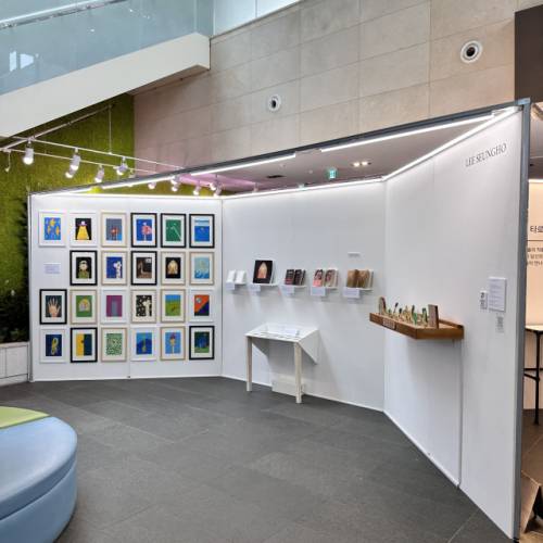 ◇큰그림협동조합의 ‘그림은 AI에 맡기고 우리는 차를 마셨다’ 전시가 오는 25일까지 춘천시청에서 열린다. 사진은 전시장 전경.