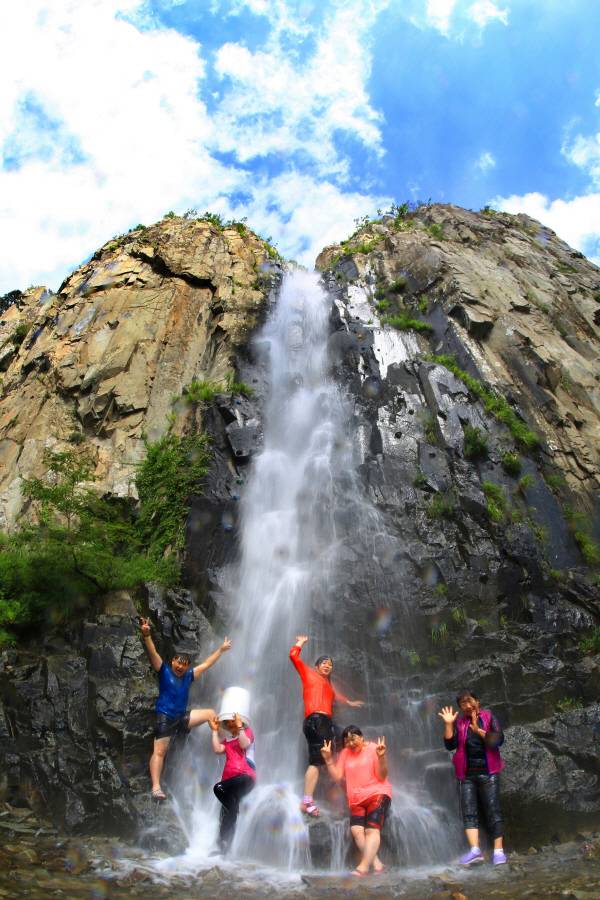 청송얼음골을 주제로한 사진공모전에서 입상한 작품. 쏟아지는 폭포수를 즐기는 피서객들의 모습.