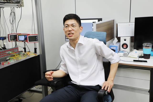DGIST 한상윤 로봇및기계전자공학과 교수가 실리콘 포토닉스 연구 성과와 발전 방향에 대해 설명하고 있다. DGIST 제공