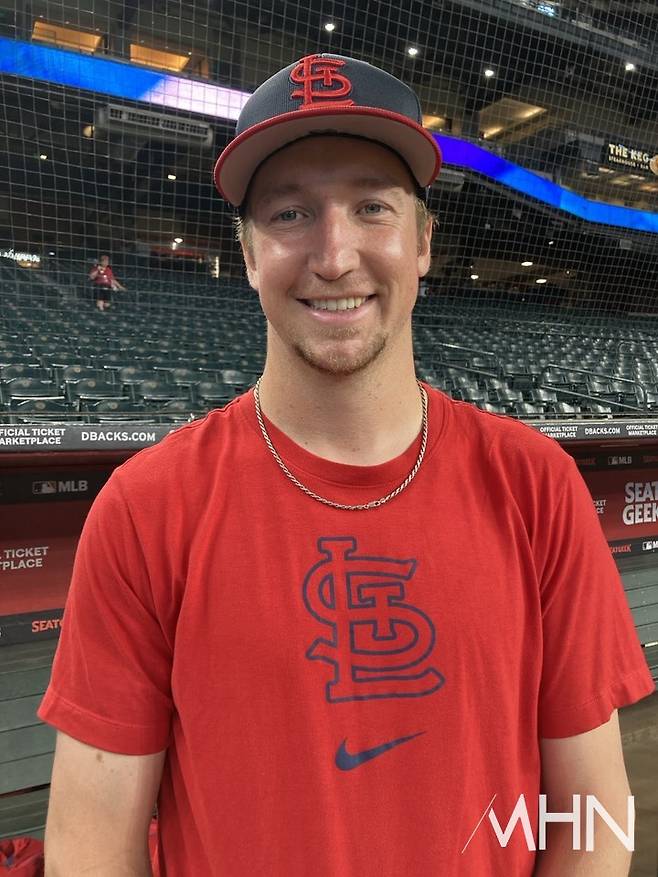 (한국프로야구 전 NC 투수였던 에릭 페디가 MHN과 인터뷰 후 사진촬영을 하고 있다)