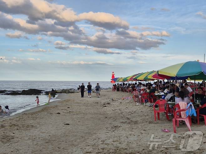 19일 오후 비가 그친 강원 동해시 어달해수욕장 해변 포차가 나들이객들로 북적이고 있다. 2025.7.19/뉴스1 ⓒ News1 윤왕근 기자