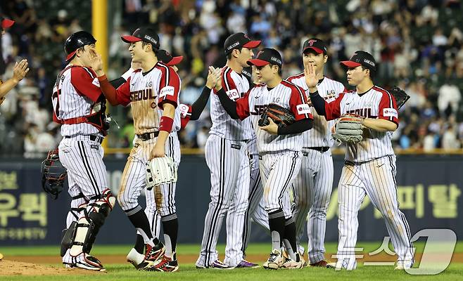 20일 오후 서울 송파구 잠실야구장에서 열린 프로야구 '2025 신한 SOL뱅크 KBO 리그' 롯데 자이언츠와 LG트윈스의 경기에서 3대2로 승리한 LG 선수들이 기뻐하고 있다. 2025.7.20/뉴스1 ⓒ News1 이승배 기자
