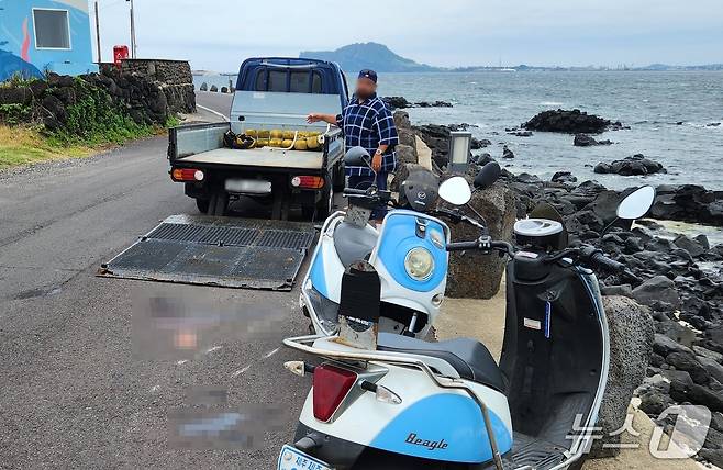 지난 16일 오후 제주 우도에서 30대 관광객이 오토바이를 타다 넘어지는 사고가 발생했다.(제주도소방안전본부 제공. 재판매 및 DB 금지)