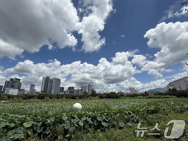폭우가 그친 21일 광주 서구 운천저수지 위로 파란 하늘과 흰구름이 펼쳐져 있다. 2025.7.21/뉴스1 ⓒ News1 김태성 기자