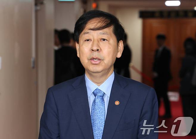 구윤철 경제부총리 겸 기획재정부 장관이 22일 오전 서울 종로구 정부서울청사에서 미국 통상 협상을 앞두고 열린 비공개 대외경제장관회의를 마치고 취재진의 질문에 답하고 있다. 2025.7.22/뉴스1 ⓒ News1 임세영 기자