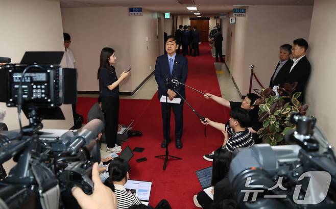 구윤철 경제부총리 겸 기획재정부 장관이 22일 오전 서울 종로구 정부서울청사에서 미국 통상 협상을 앞두고 열린 비공개 대외경제장관회의를 마치고 취재진의 질문에 답하고 있다. 2025.7.22/뉴스1 ⓒ News1 임세영 기자