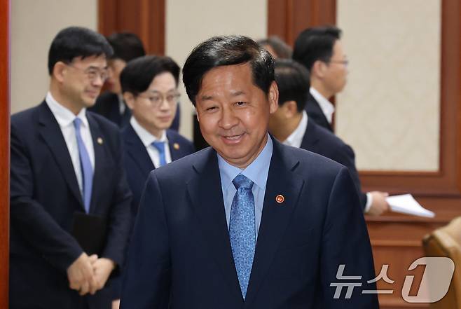 구윤철 경제부총리 겸 기획재정부 장관이 22일 오전 서울 종로구 정부서울청사에서 미국 통상 협상을 앞두고 열린 비공개 대외경제장관회의를 마치고 나서고 있다. 2025.7.22/뉴스1 ⓒ News1 임세영 기자