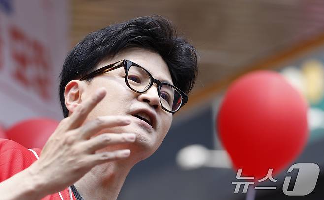 한동훈 국민의힘 전 대표가 제21대 대통령 선거 사전투표 첫날인 29일 광주 동구 충장로 우체국앞에서 국민의힘 지지를 호소하고 있다. 2025.5.29/뉴스1 ⓒ News1 김태성 기자