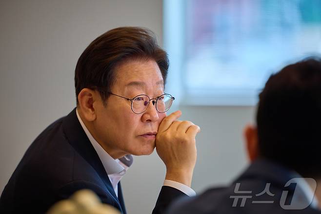 이재명 대통령이 지난 21일 서울 용산 대통령실 청사에서 열린 오찬 주례보고회동에서 참모진과 대화하고 있다. (이재명 대통령 SNS. 재판매 및 DB 금지) 2025.7.22/뉴스1 ⓒ News1 이재명 기자