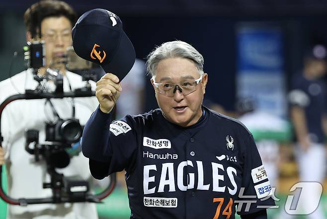 한화 김경문 감독이 22일 서울 송파구 잠실야구장에서 열린 프로야구 '2025 신한 SOL뱅크 KBO 리그' 한화 이글스와 두산 베어스의 경기에서 2-1로 승리를 거두며 10연승을 달성한 후 관중석을 향해 인사하고 있다. 2025.7.22/뉴스1 ⓒ News1 김성진 기자