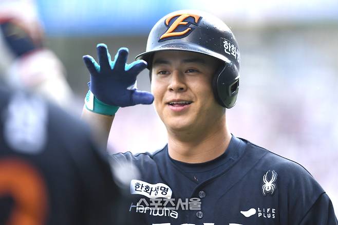 한화 노시환이 22일 서울 잠실구장에서 열린 2025 KBO리그 두산과 경기 2회초 중월홈런을 날린 후 채은성과 하이파이브를 하고 있다. 잠실 | 최승섭기자 thunder@sportsseoul.com