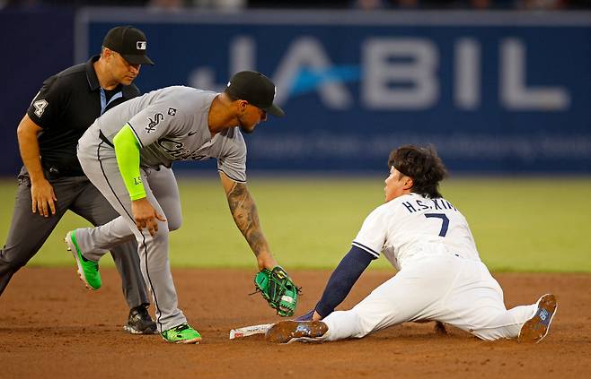 TAMPA, FLORIDA - JULY 21: Ha-Seong Kim #7 of the Tampa Bay Rays steals second base in the second inning as Lenyn Sosa #50 of the Chicago White Sox applies a ta during a game at George M. Steinbrenner Field on July 21, 2025 in Tampa, Florida. Mike Ehrmann/Getty Images/AFP (Photo by Mike Ehrmann / GETTY IMAGES NORTH AMERICA / Getty Images via AFP)
<저작권자(c) 연합뉴스, 무단 전재-재배포, AI 학습 및 활용 금지>