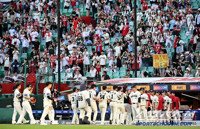 29일 인천SSG랜더스필드에서 열린 한화와 SSG의 경기, SSG가 2대0으로 승리했다. 승리의 기쁨을 나누는 이숭용 감독과 화이트 모습. 인천=허상욱 기자wook@sportschosun.com/2025.06.29/
