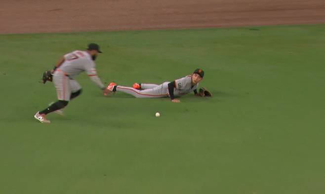 샌프란시스코 중견수 이정후가 6회말 2사 2루서 애틀랜타 드레이크 볼드윈이 친 좌중간 플라이의 낙하 지점을 놓친 뒤 뒤늦게 글러브를 뻗었지만 2루타를 허용하고 있다. 좌익수 엘리엇 라모스가 타구를 잡고 있다. 사진=MLB.TV 캡처