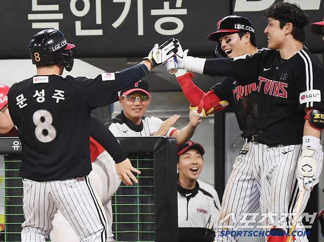 22일 광주 기아 챔피언스필드에서 열린 LG-KIA전. 9회초 1사 1, 2루 문보경의 2루수 땅볼 때 유격수 박찬호의 1루 송구실책으로 KIA가 추가점을 내줬다. 환영받는 문성주. 광주=정재근 기자 cjg@sportschosun.com/2025.7.22/