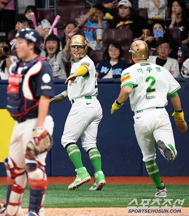 22일 서울 고척스카이돔에서 열린 키움 히어로즈와 롯데 자이언츠의 경기. 키움 임지열과 이주형이 득점을 올리고 있다. 고척=박재만 기자 pjm@sportschosun.com/2025.07.22/