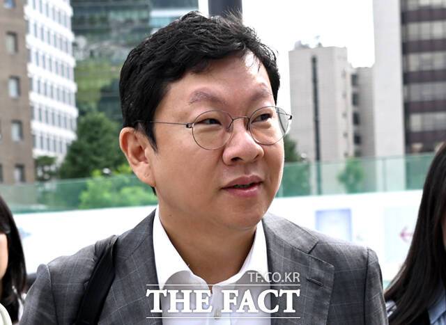 윤재현 참손푸드 대표가 22일 오전 서울 종로구 광화문 KT광화문빌딩 웨스트에 마련된 김건희 여사 관련 의혹 수사 중인 민중기 특별검사팀 사무실로 출석하고 있다. /이새롬 기자