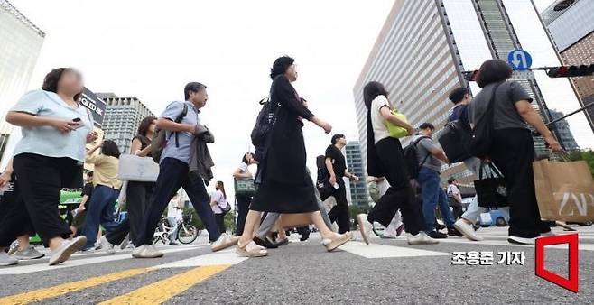 서울 종로구 광화문 네거리에서 시민들이 출근길 발걸음을 재촉하고 있다. 조용준 기자
