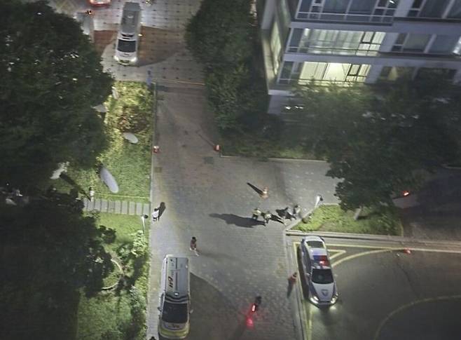 사진은 총기 사건 현장에 출동한 경찰과 소방 당국. 연합뉴스