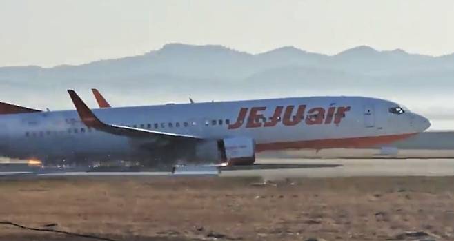 지난해 12월 29일 전남 무안공항에서 제주항공 여객기가 동체 착륙을 시도하는 모습. 당시 랜딩 기어(착륙바퀴) 없이 활주로 지면과 접촉하면서 기체 뒤편으로 불꽃이 튀었다./독자 제공