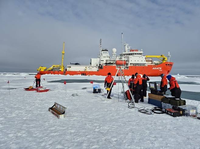 북극을 탐사하고 있는 아라온호와 극지연구소 연구원들의 모습. 국내 유일 쇄빙연구선 아라온호는 북극항로 운영을 위한 해저 지형 탐사를 위해 지난 2일 북극해로 출항했다./극지연구소