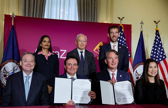 글렌 영킨 버지니아 주지사(아래 오른쪽 두번째)와 파스칼 소리오 아스트라제네카 CEO(아래 왼쪽 두번째)가 사진을 찍고 있다. /연합뉴스