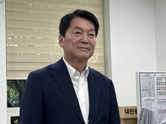 안철수 의원이 22일 대전시의회 기자실을 찾아 기자회견을 하고 있다. 우혜인 기자