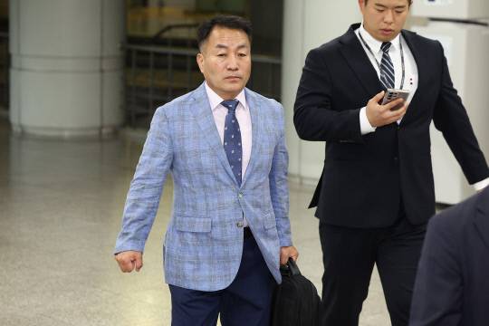 김계환 전 해병대사령관이 구속 전 피의자 심문(영장실질심사)을 위해 22일 서울 서초구 서울중앙지방법원으로 향하고 있다. 연합뉴스