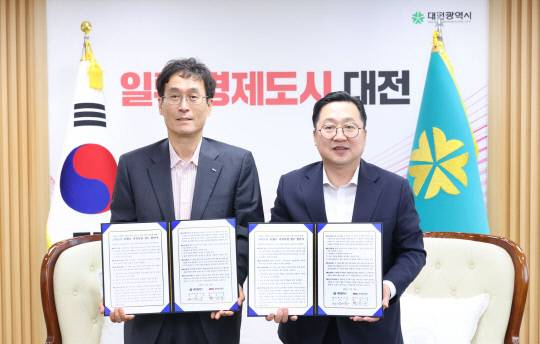 이장우 대전시장(오른쪽)이 22일 대전시청사에서 함진규 한국도로공사 사장과 '고속도로 통행료 지원사업' 업무 협약을 체결했다. 대전시 제공