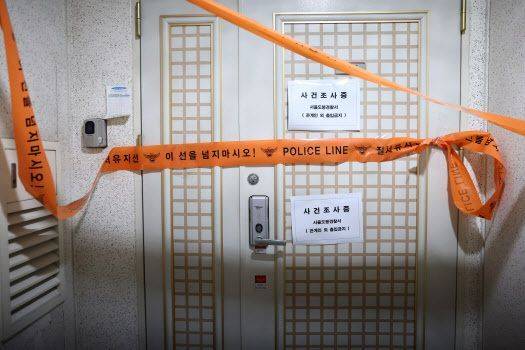 21일 인천에서 사제 총기를 발사해 가족을 숨지게 한 A씨의 서울 주거지에 폴리스 라인이 설치돼 있다.ⓒ연합뉴스