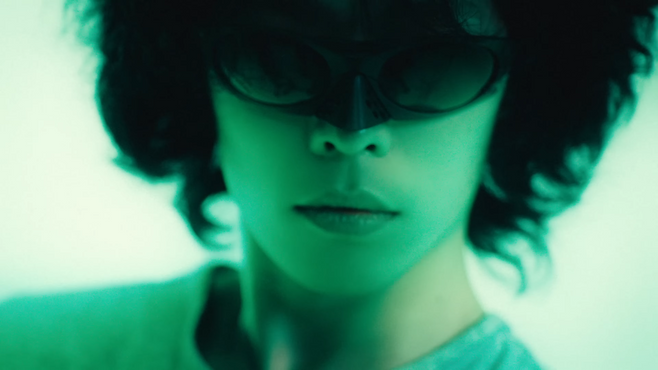 ‘악뮤(악동뮤지션)’의 멤버인 가수 이찬혁이 최근 발매한 두 번째 솔로 앨범 ‘에로스(EROS)’에 수록된 곡 ‘돌아버렸어’ 뮤직비디오 장면. 이번 앨범은 타인의 죽음에서 출발해 소중한 존재를 잃어버린 상실감에서 피어오른 다양한 감정을 담았다. AKMU(악뮤) 유튜브 화면 캡처