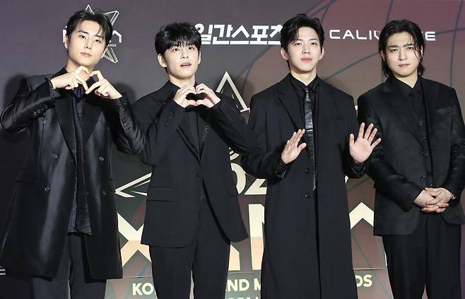 그룹 데이식스의 팬미팅에서 과도한 개인정보 침해 논란이 불거진 것과 관련해 소속사 JYP엔터테인먼트가 사과했다. ⓒ News1