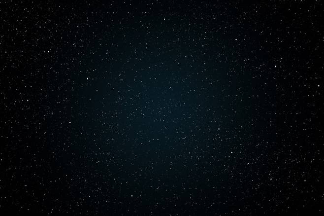 암흑 은하는 별을 만들지 않고 빛을 내는 물질도 없어 일반 망원경으로 아무것도 보이지 않는다. 게티이미지뱅크 제공.